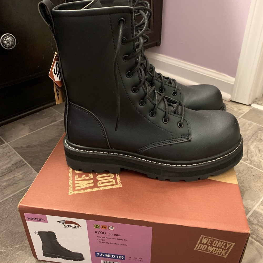 Avenger work boots. A700